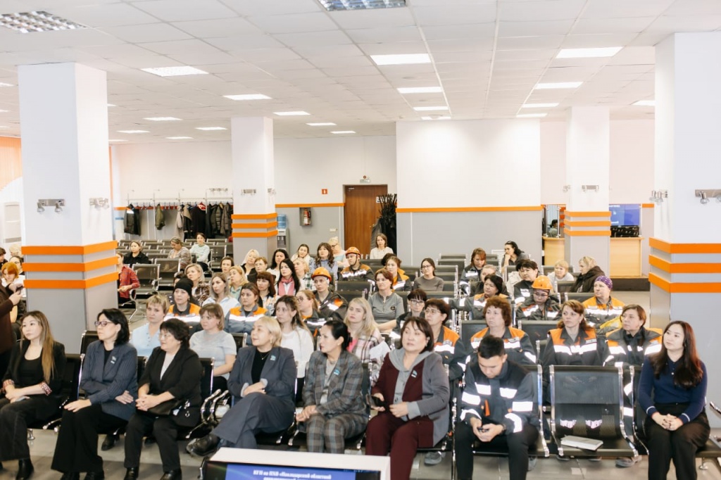 много народу.jpeg